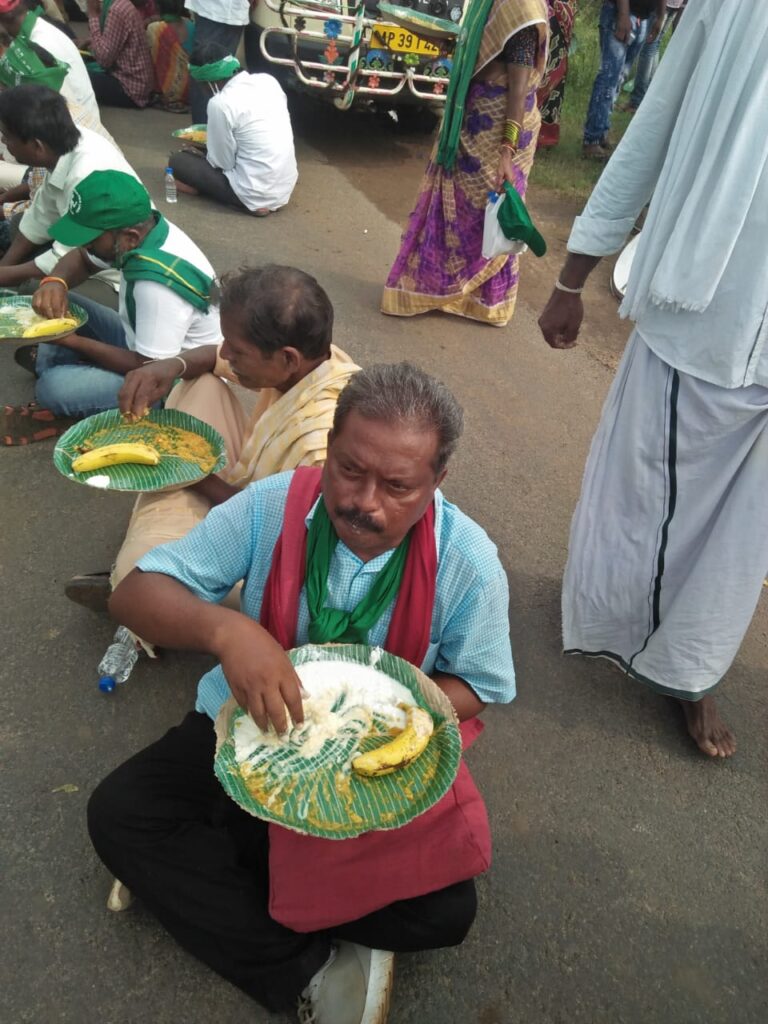 మహాపాదయాత్రలో భాగంగా నేలపై కూర్చుని అన్నం తింటున్న కంచర్ల కాశయ్య